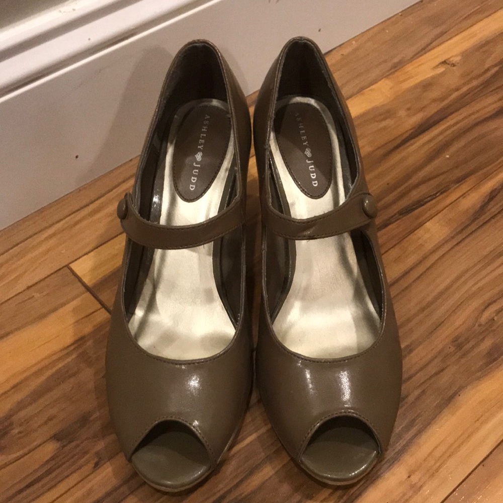 Ashley Judd heels